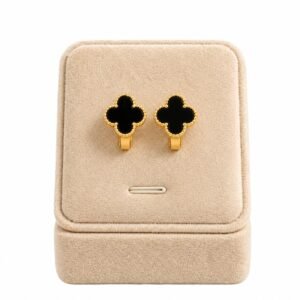 Photo Black Onyx Clover Motif Stud Earrings (or "Vintage Gold Four-Leaf Clover Earrings)